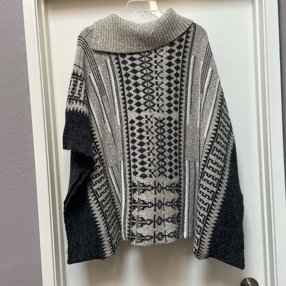 Yaira Pullover Poncho Sweater Cape Size O/S - Picture 3 of 8